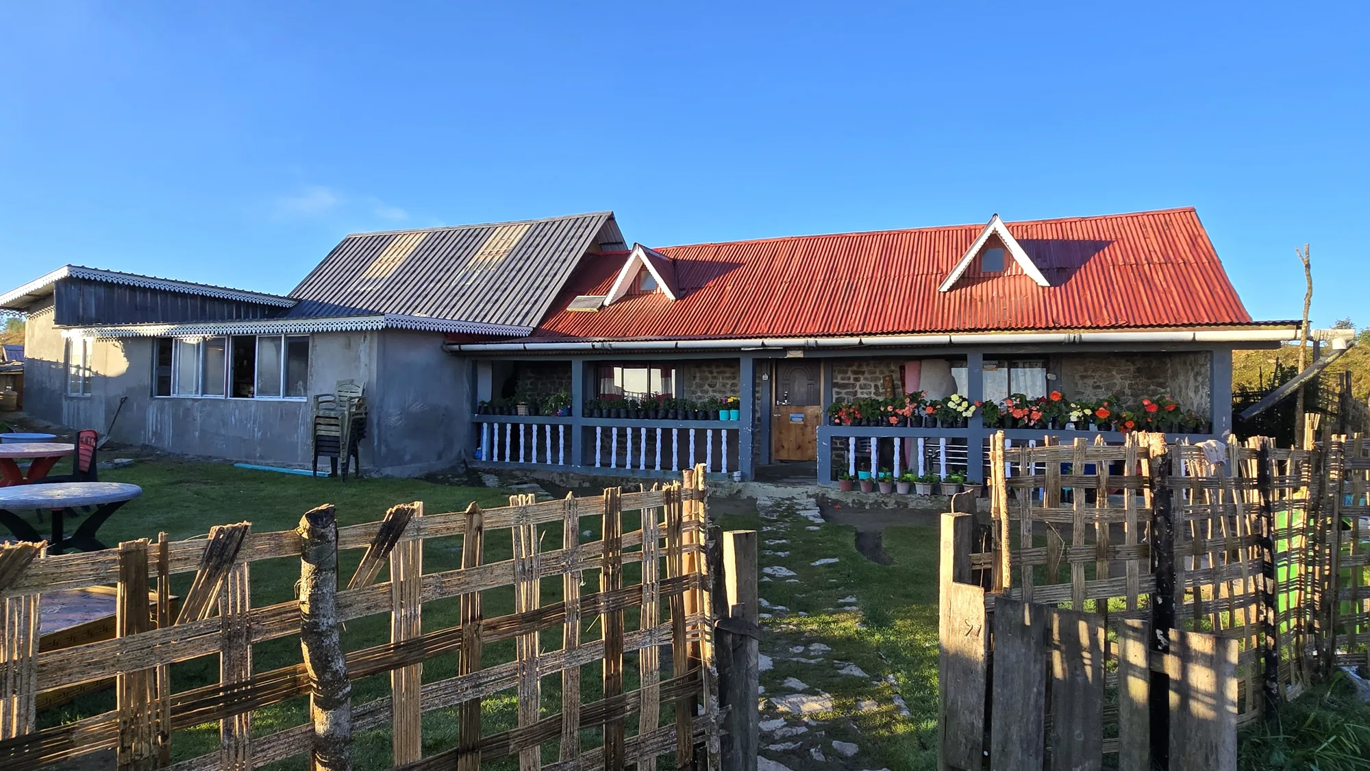Raju Homestay Tonglu exterior beneath the Himalayan sky