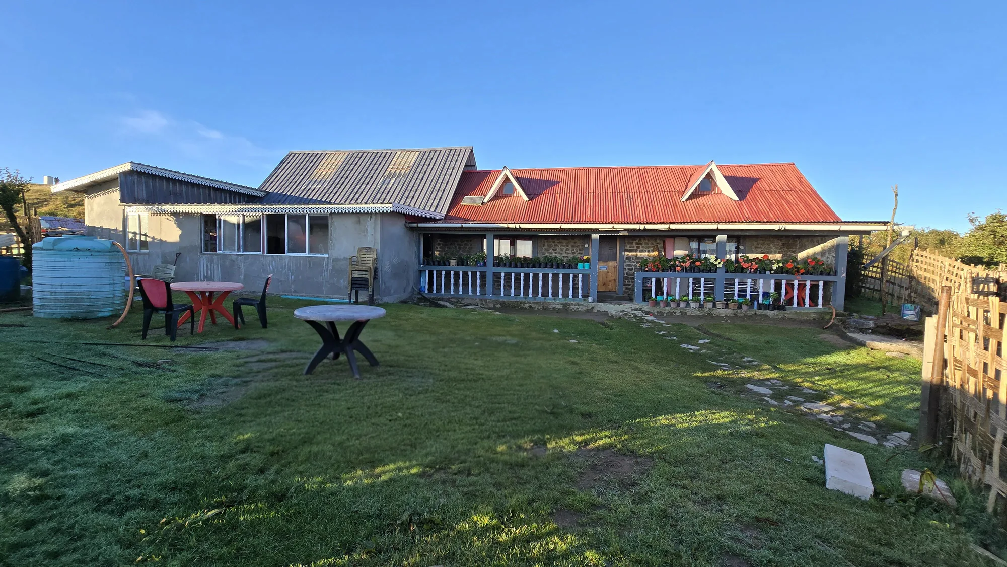 House and garden at Raju Homestay Tonglu