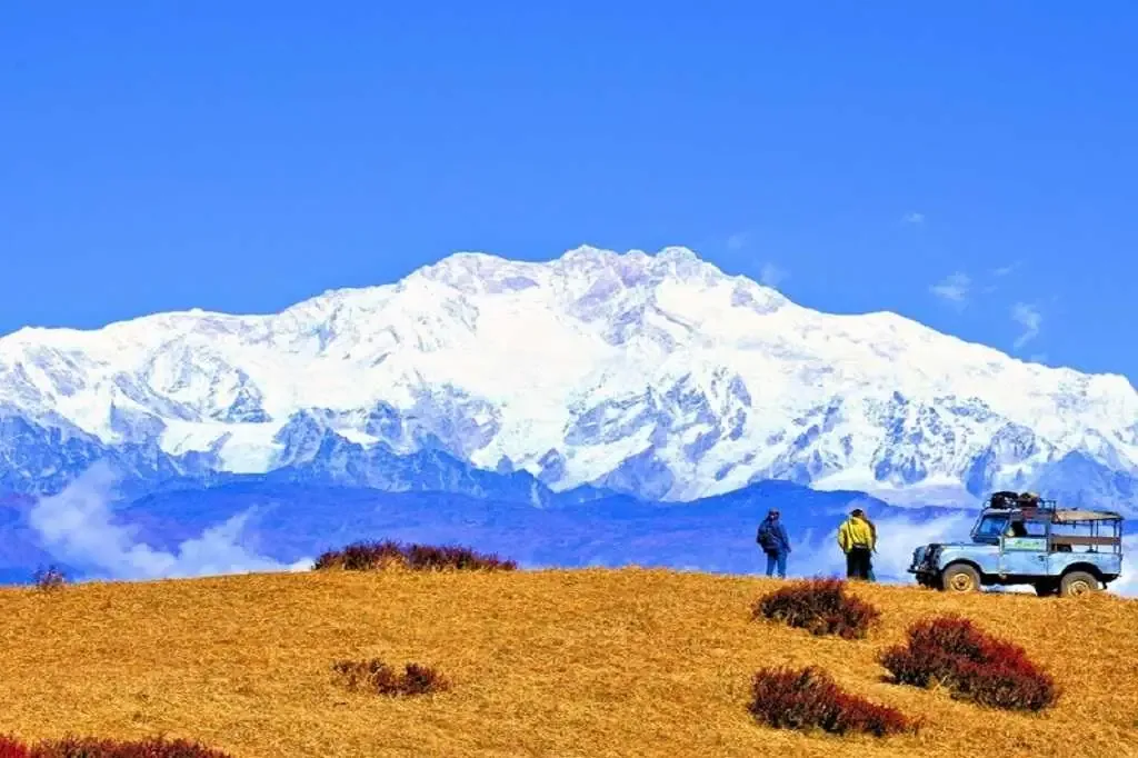 Open mountain ridge and Kanchenjunga views at Phalut